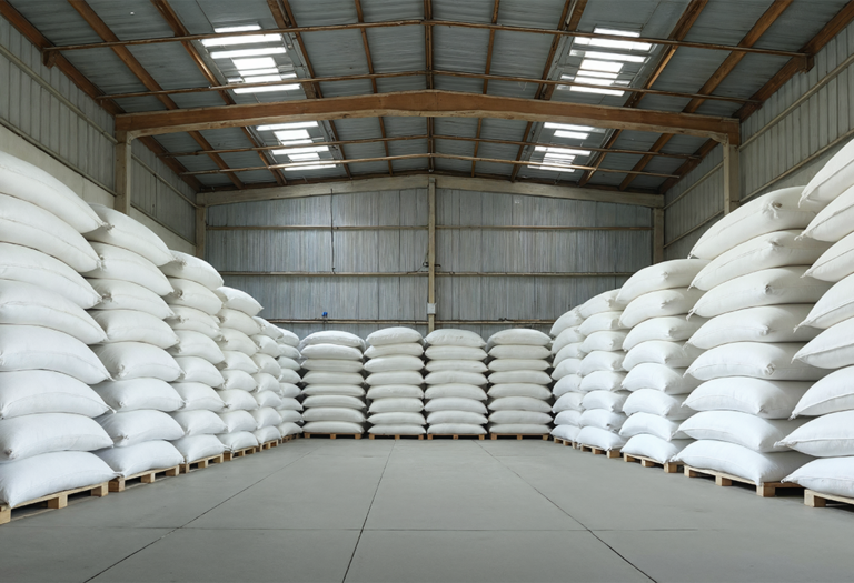 Interior de Galpão metálico com telhas de aço Galvalume com pallets de produtos sendo protegidos de variações climáticas